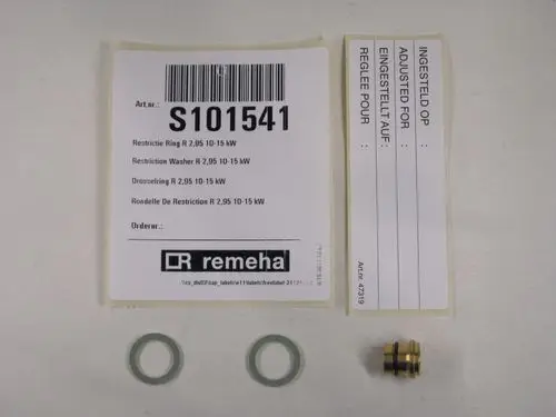 Remeha Zubehörset mit zwei Dichtungsringen und einem Bauteil, beschriftet mit Artikelnummer und Herstellungsdetails.